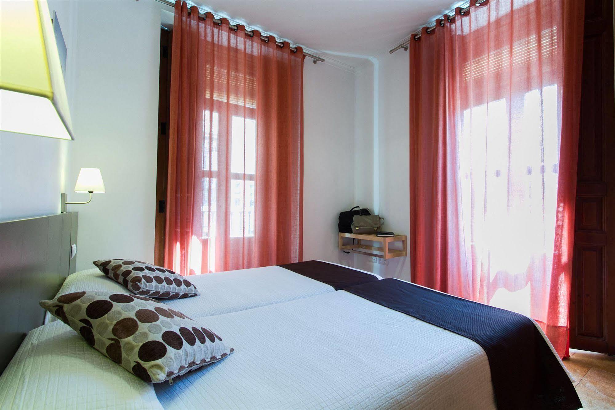 Living Valencia Apartments - Merced Εξωτερικό φωτογραφία